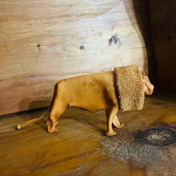 DERUGermany Leather Lion, Mid
 Handmade leather Lion Boxer by DERU
Germany 1960s - Picture 6 of 10